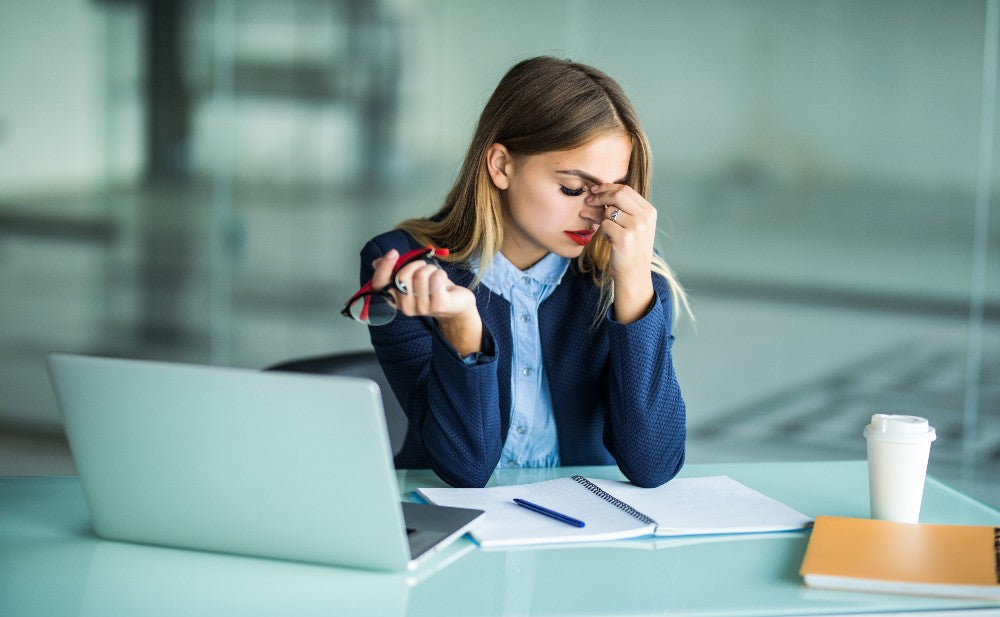 Occhi stanchi da pc: sintomi, cause e rimedi