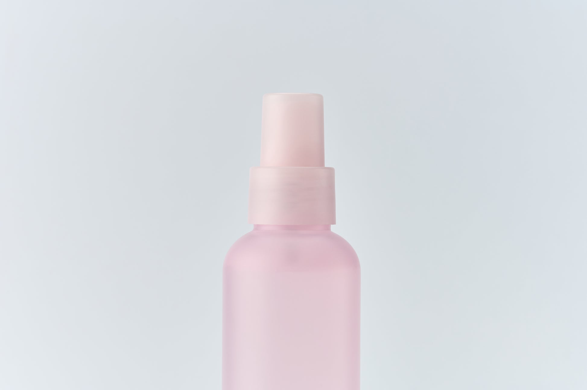 Particolare del flacone trasparente con liquido idratante Magnolia Hydro Glow


