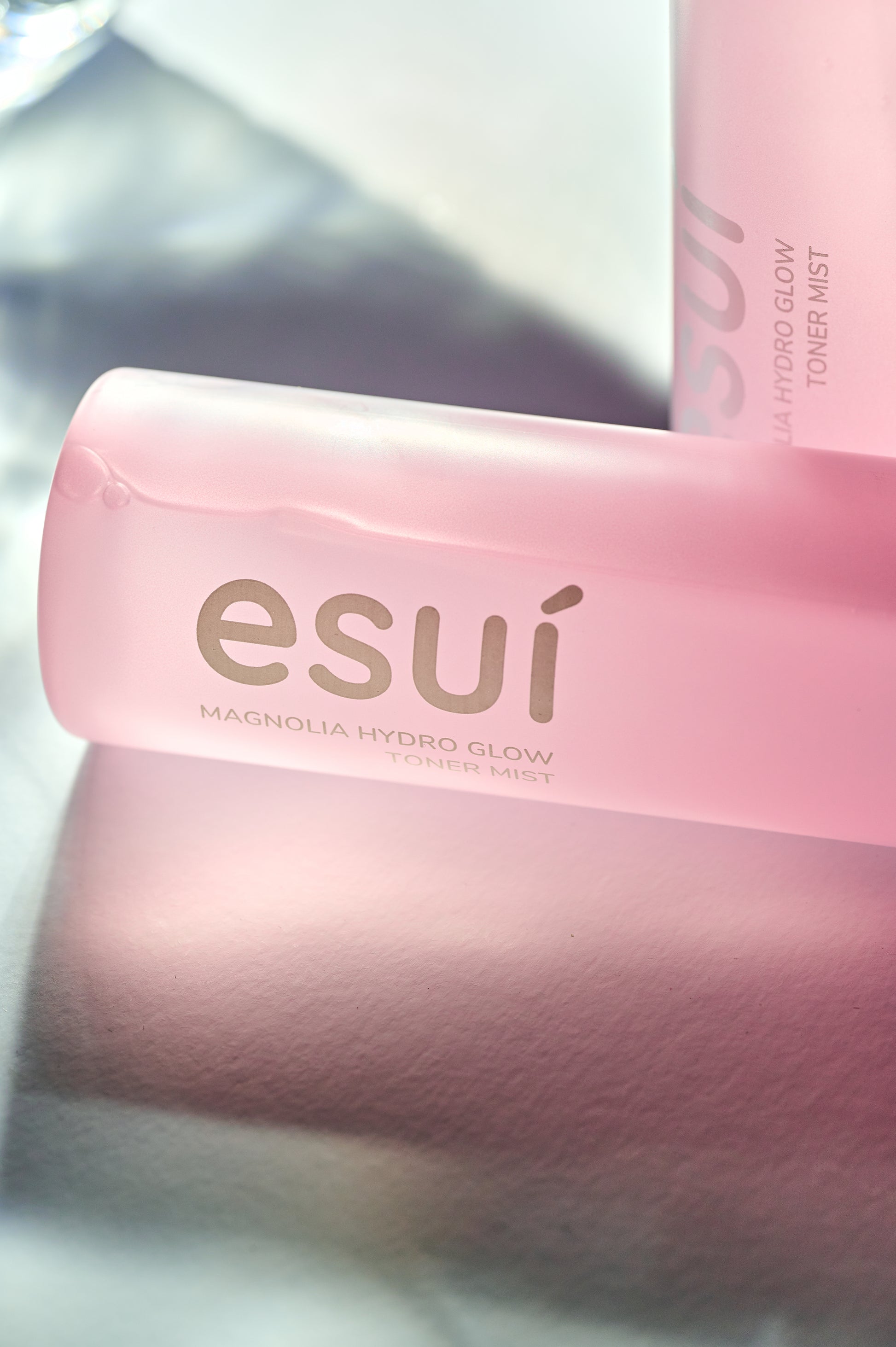 Logo Esuí sul flacone del tonico idratante Magnolia Hydro Glow Toner Mist